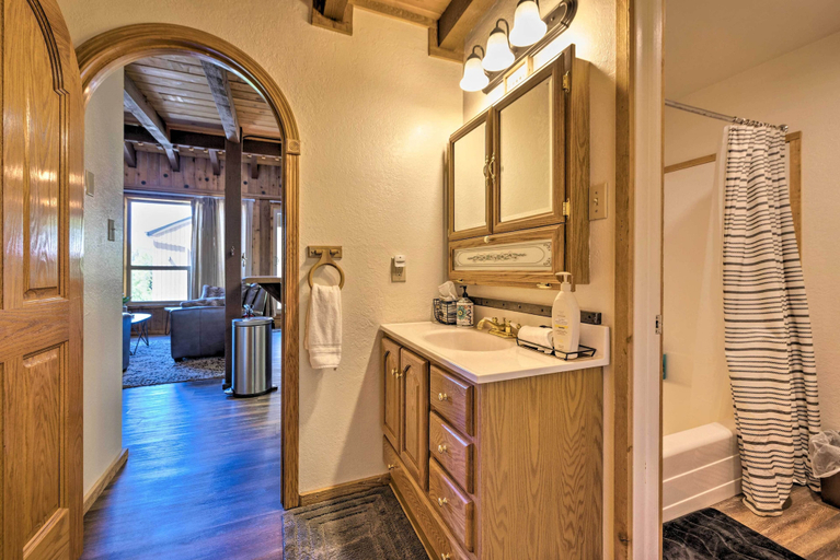 Bathroom 4, Brian Head Condo with Deck and View - Walk to Ski Lift, Iron