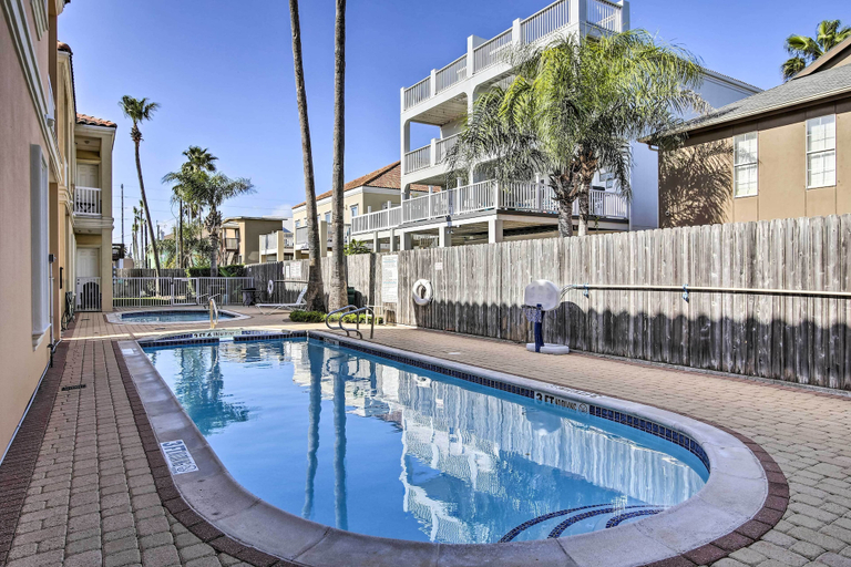 Sport & Beauty 5, Texas Condo w/ Outdoor Pools - Walk to Beach!, Cameron