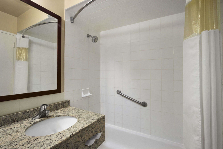 Bathroom 4, Travelodge by Wyndham Richmond Hill, York