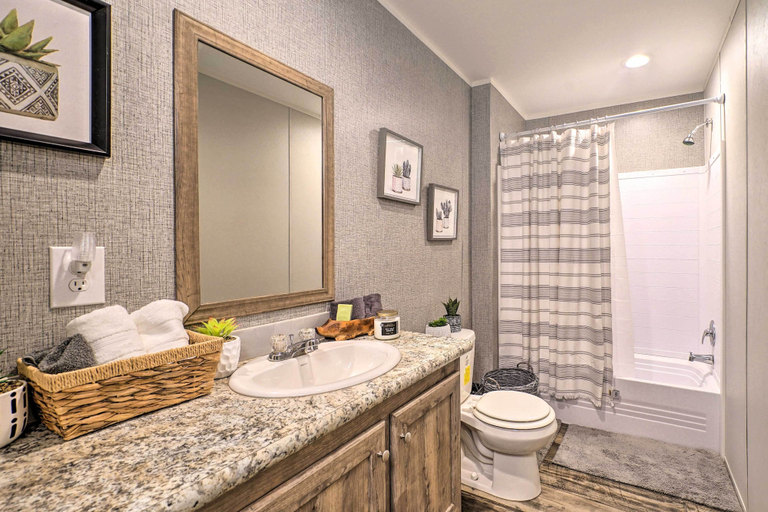 Bathroom 4, Updated Tuskahoma Cabin w/ Fire Pit & Deck!, Latimer