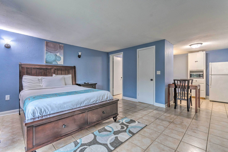 Bedroom, Hot Springs Condo w/ Lake Access & Boat Dock!, Garland