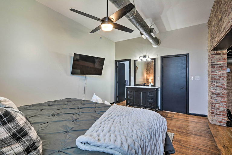 Others 3, Sleek, Modern Loft in Downtown Springfield!, Greene