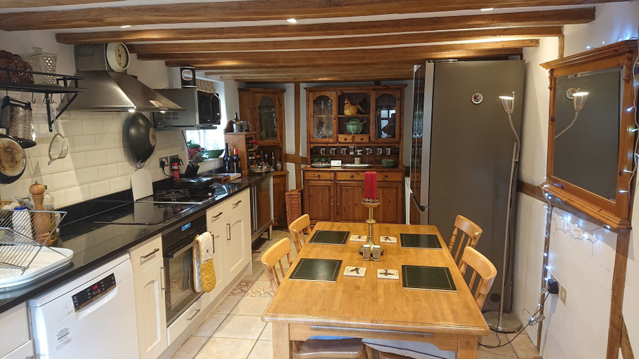Private kitchen 5, Charming 17th Century 2-bed Cottage in Medmenham, Buckinghamshire