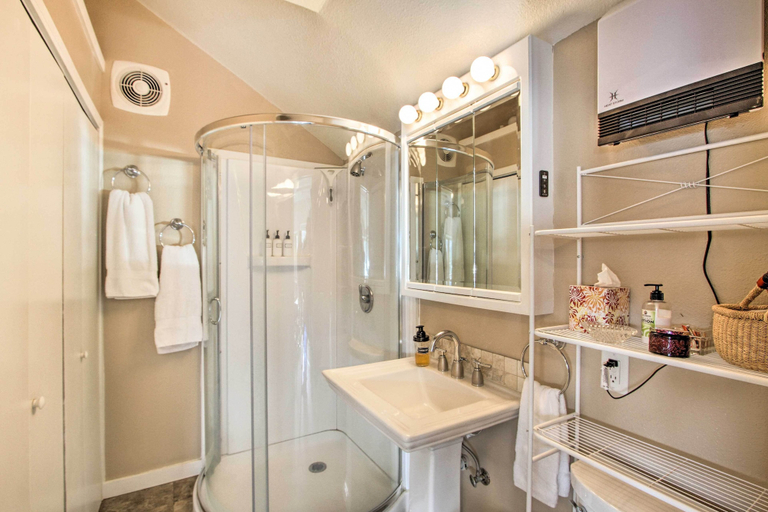 Bathroom, Idyllic Waterfront Cottage w/ Beach & Sunset Views, Jefferson