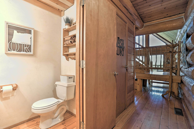 Bathroom 4, Bend Log Cabin w/ Cascade Mountain Views!, Deschutes