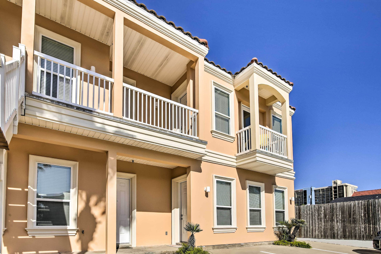 Exterior & Views, Texas Condo w/ Outdoor Pools - Walk to Beach!, Cameron