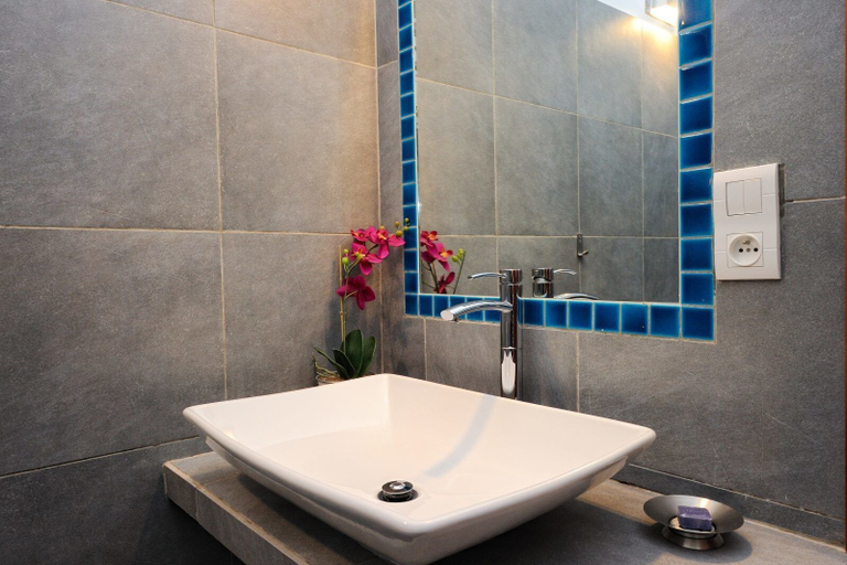 Bathroom 4, Poisson Rouge, Corse-du-Sud