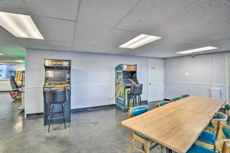 Food & Drinks 5, Beachfront Studio w/ Community Indoor Pool!, Volusia