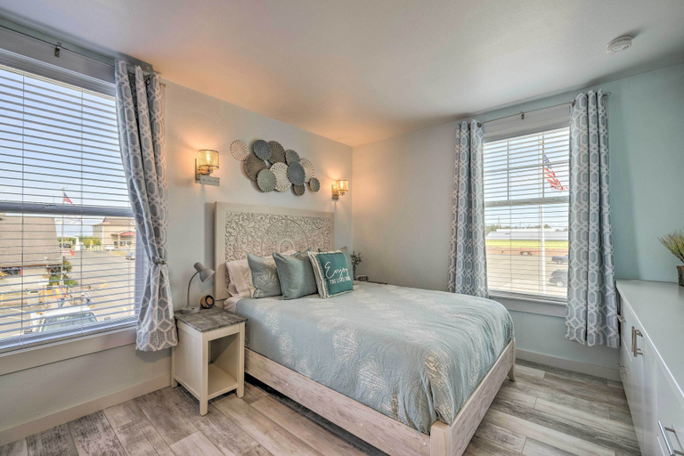 Bedroom, 1 Block to Long Beach! Adorable Downtown Studio, Pacific