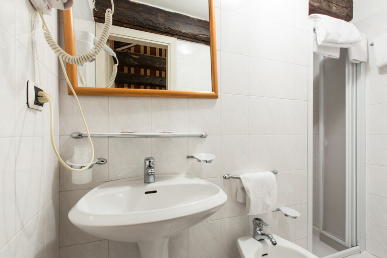 Bathroom 5, Hotel Alcyone, Venezia