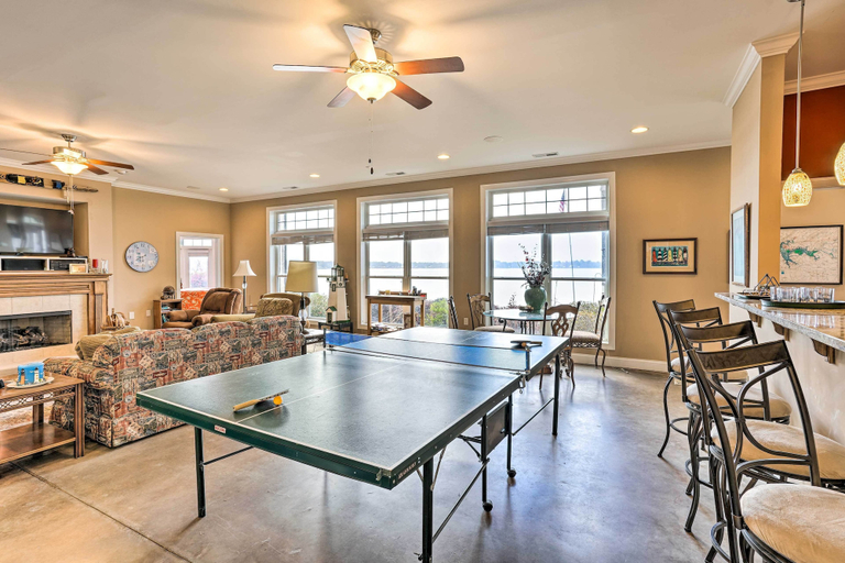 Food & Drinks 3, Lakefront House w/ Game Room, Deck & Views!, Cherokee
