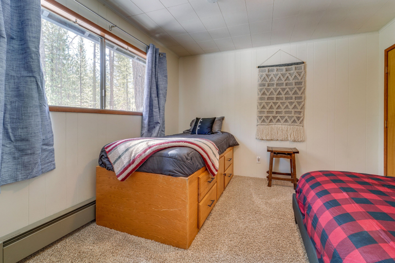 Bedroom 3, Graeagle Vacation Rental Cabin w/ Game Room!, Plumas