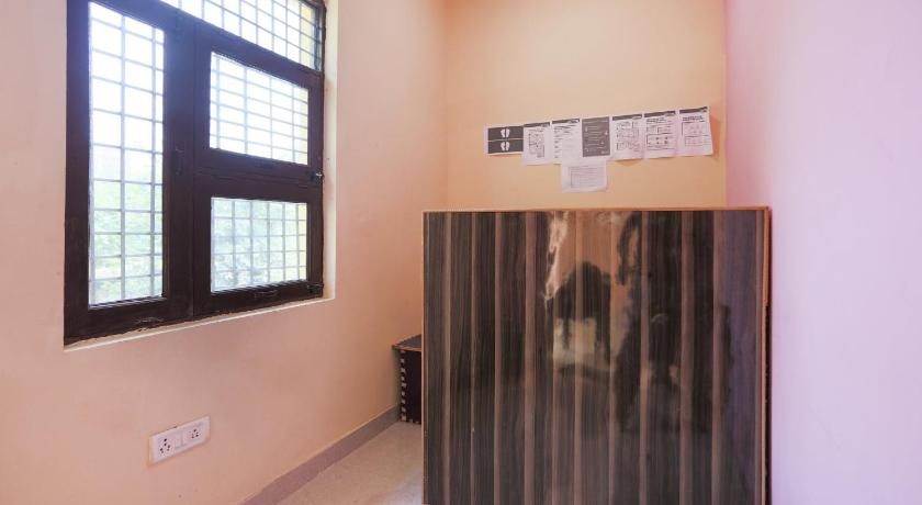 Public Area 5, OYO Hotel Pari, Gautam Buddha Nagar