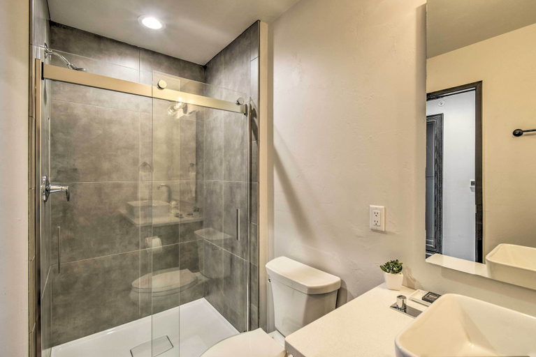 Bathroom 4, Modern Townhome w/ Deck - 1/2 Mi to Elkhart Lake!, Sheboygan