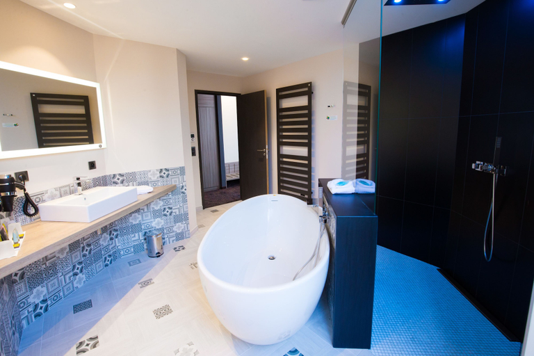 Bathroom 4, Les Jardins Du Mess, Meuse