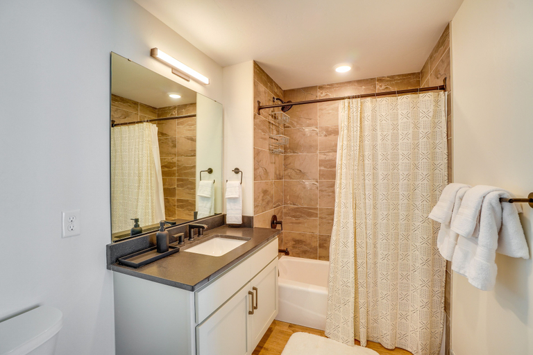 Bathroom 5, Modern Winter Park Condo with Community Hot Tub!, Grand