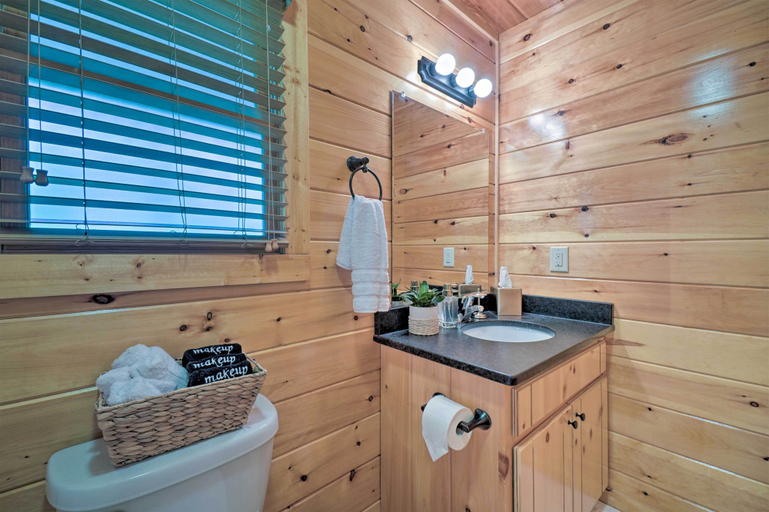 Bathroom 4, Hiwassee Hideaway' Cabin w/ Mountain Views!, Cherokee