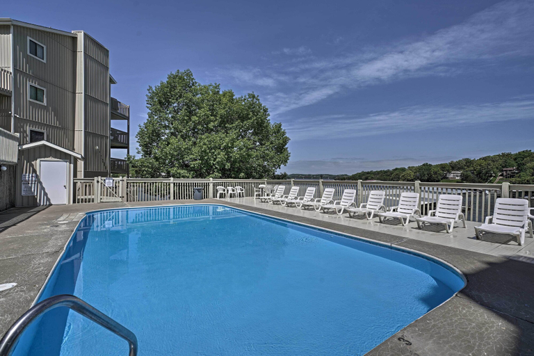 Sport & Beauty 3, Pool & Lake Access! Sunset-view Gem in Osage Beach, Camden