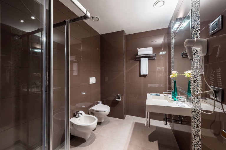 Bathroom 5, Occidental Aurelia, Rome