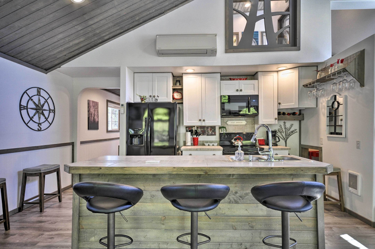 Food & Drinks, Floating Home on Columbia River w/ Provided Kayaks, Clark