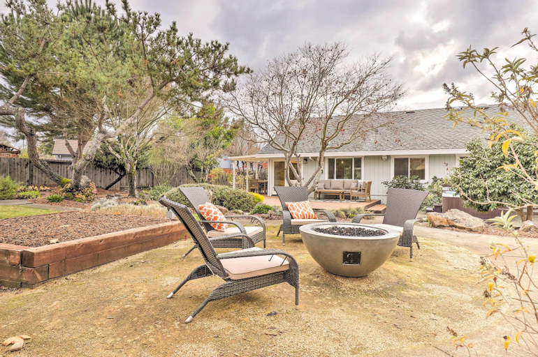 Peaceful Windsor Retreat with Private Hot Tub!, Sonoma