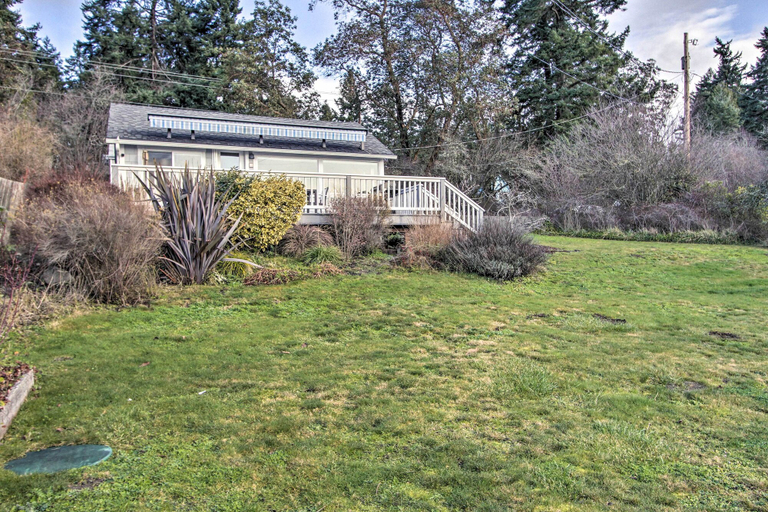Exterior & Views 2, Idyllic Waterfront Cottage w/ Beach & Sunset Views, Jefferson