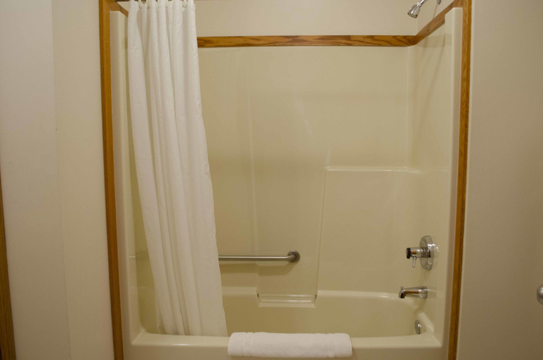Bathroom 4, Crandell Mountain Lodge, Division No. 3