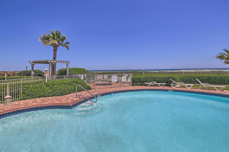 Sport & Beauty 2, Sunny Oceanfront Condo on South Padre Island Beach, Cameron