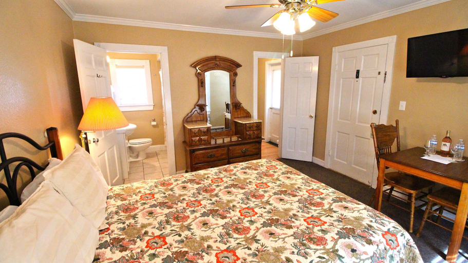 Bedroom 2, Peach Tree Inn & Suites, Gillespie