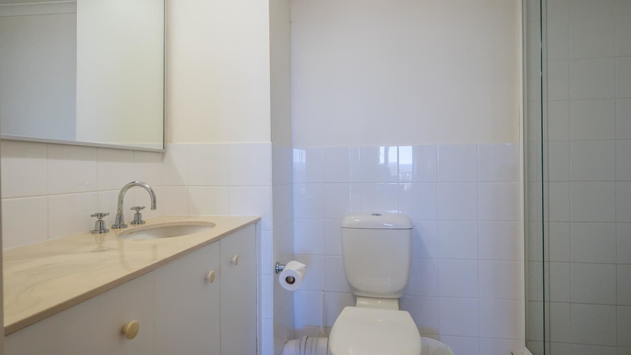Bathroom 4, Silverton Holiday Apartments, Gold Coast