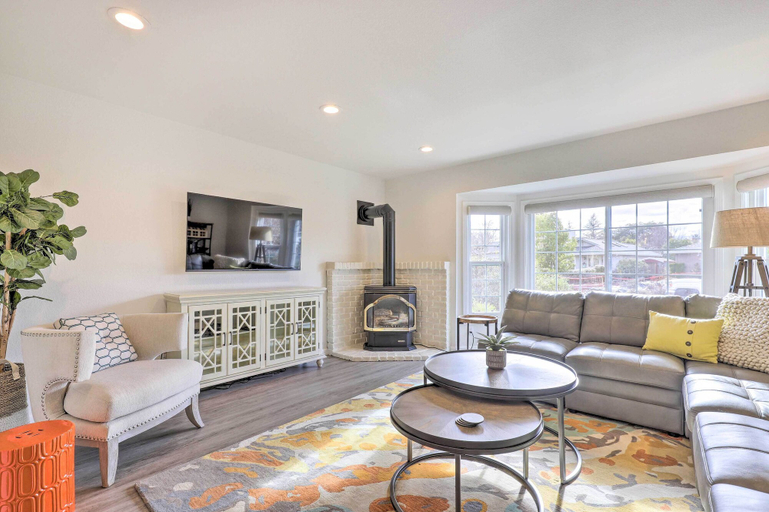 Others 3, Peaceful Windsor Retreat with Private Hot Tub!, Sonoma
