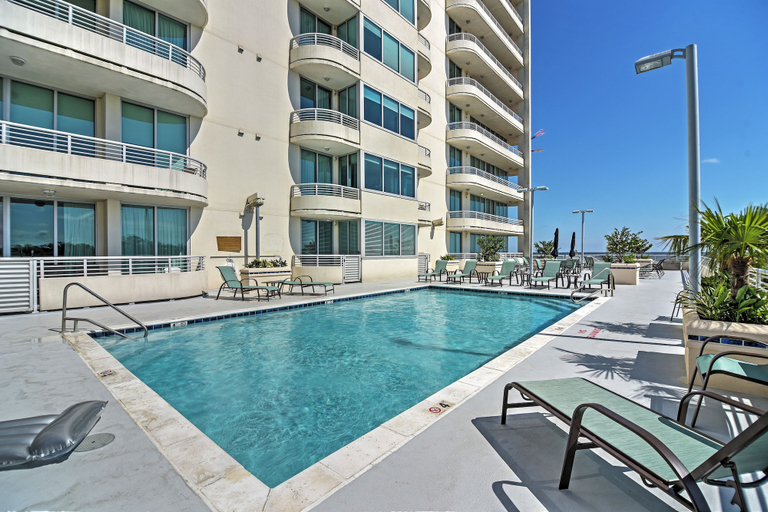 Sport & Beauty 3, Beachside Biloxi Club Condo: Balcony w/ Ocean View, Harrison