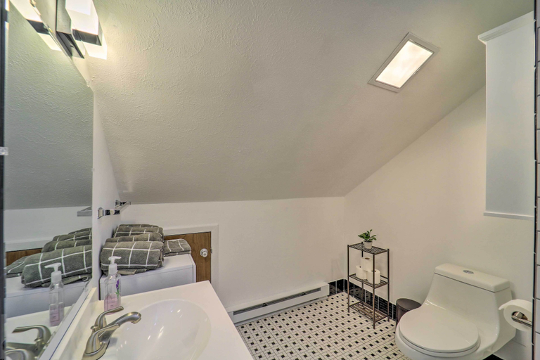 Bathroom 4, Cozy Beech Mountain Condo w/ Fireplace & Deck, Watauga