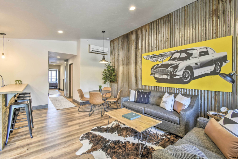Others 1, Modern Townhome w/ Deck - 1/2 Mi to Elkhart Lake!, Sheboygan