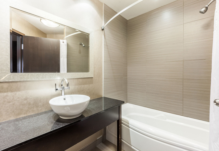 Bathroom 3, Hotel Ambassadeur, Communauté-Urbaine-de-Québec