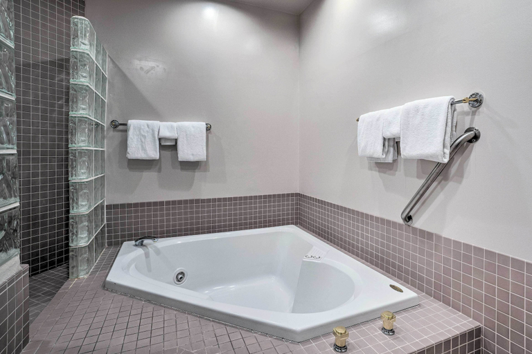 Bathroom 5, Beautiful Condo w/ Balcony on Lake Chelan!, Chelan
