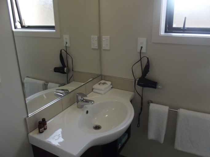 Bathroom 3, Arena Court Motel, Hamilton