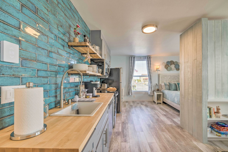 Food & Drinks, 1 Block to Long Beach! Adorable Downtown Studio, Pacific