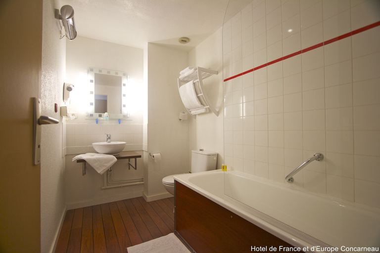 Bathroom 4, Citotel De France Et D'europe, Finistère