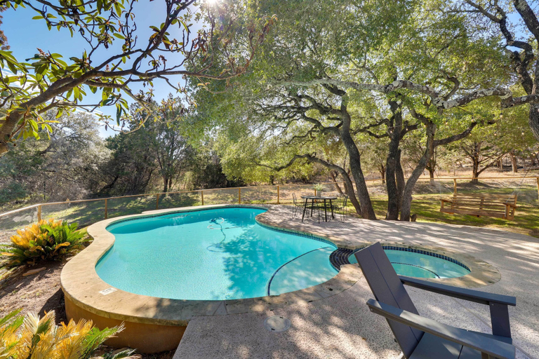 Sport & Beauty 5, Shaded Getaway w/ BBQ & Fire Pit in Austin!, Travis