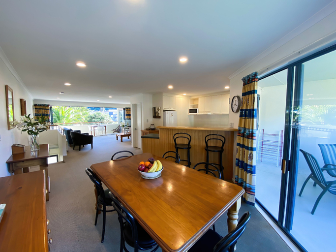 Food & Drinks, Picton Waterfront Apartments, Marlborough