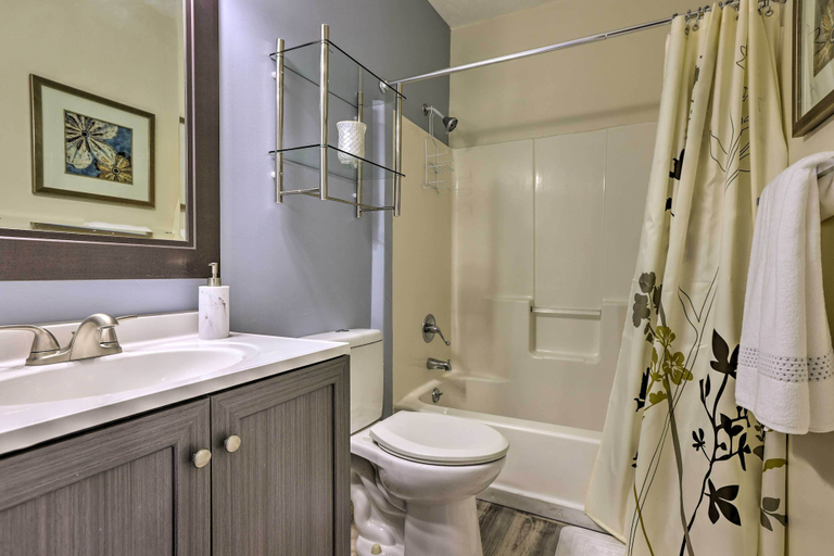 Bathroom 3, Council Bluffs Cottage: Proximity to Parks!, Pottawattamie