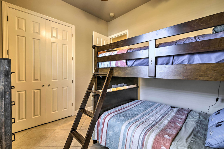 Bedroom 3, Texas Condo w/ Outdoor Pools - Walk to Beach!, Cameron