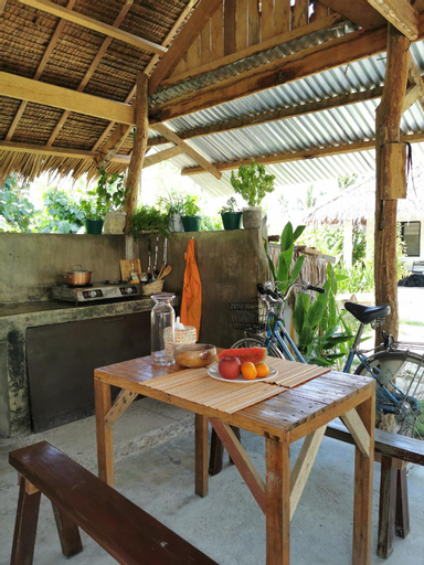 Food & Drinks 5, Private Modern Tropical Room in General Luna, General Luna