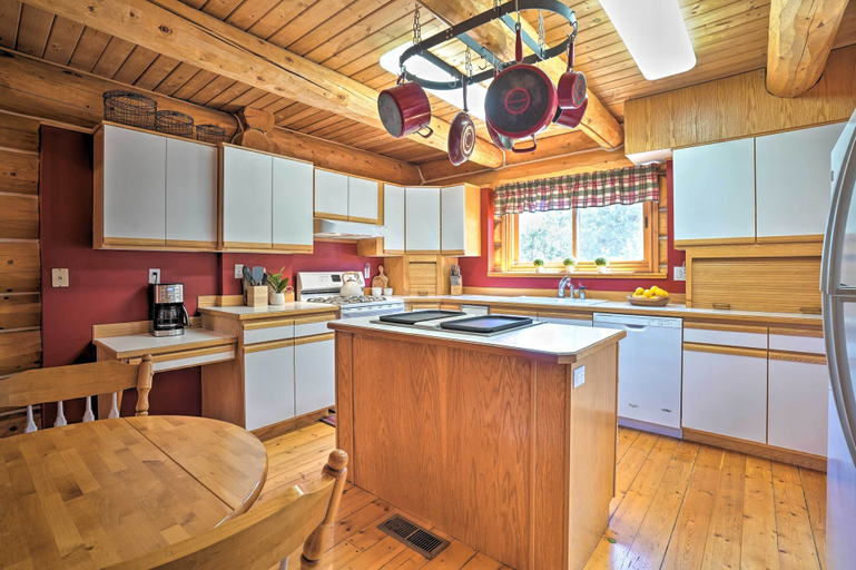 Others 5, Bend Log Cabin w/ Cascade Mountain Views!, Deschutes