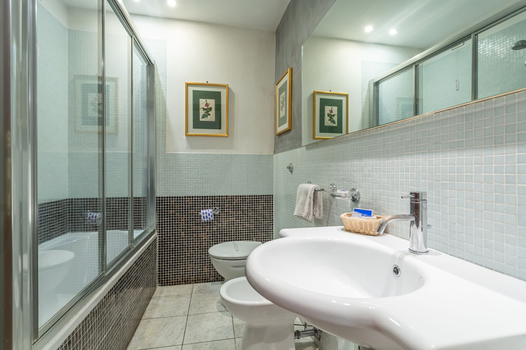 Bathroom 4, Hotel Medici, Rome