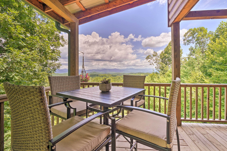 Others 1, Hiwassee Hideaway' Cabin w/ Mountain Views!, Cherokee