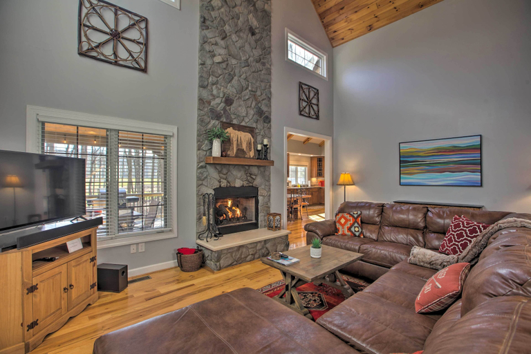 Others 1, Spacious Wintergreen Resort Home w/ Hot Tub!, Nelson