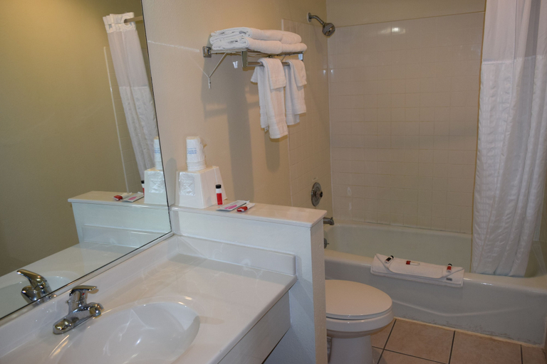 Bathroom 4, Days Inn by Wyndham Portage/Cascade Mountain area, Columbia