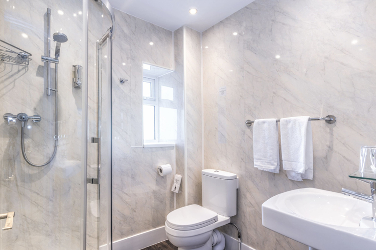 Bathroom 4, Lindum Lodge, Torbay